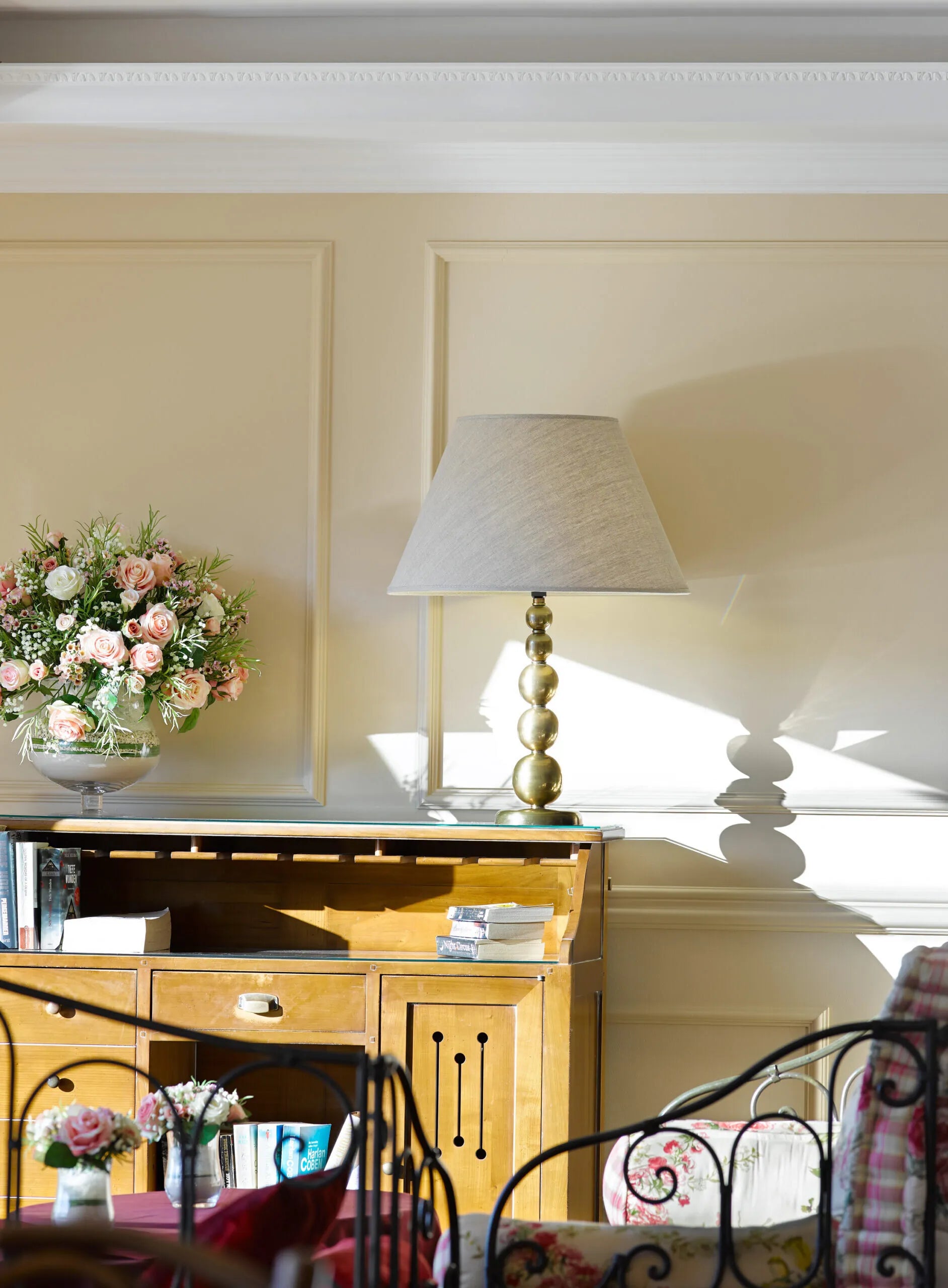 Z3 ARSTYL® 2M NMC Ceiling Coving  in a stylish interior | DecorMania UK